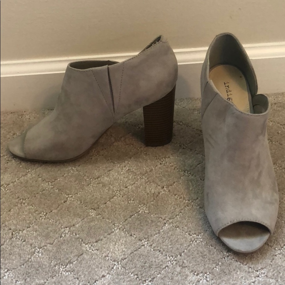 Open toed jelled booties